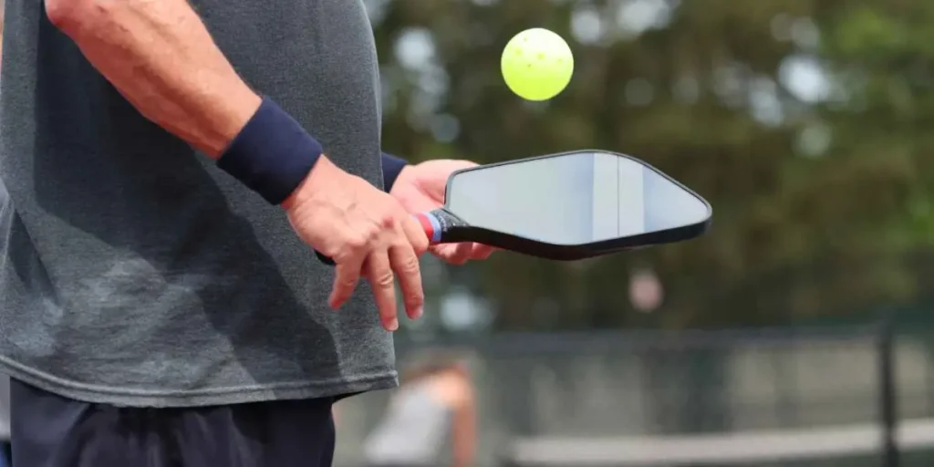 How to Hold Pickleball Paddle